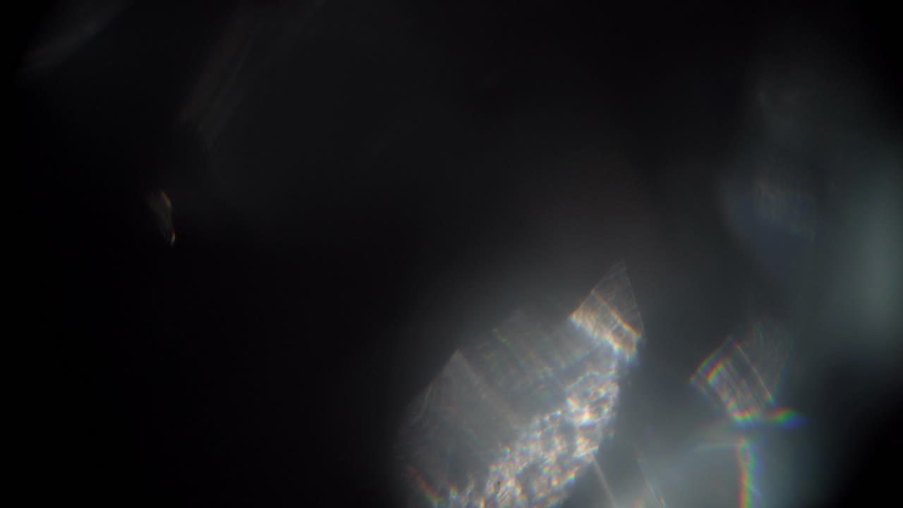 Fughe di luce colorate astratte e riverberi su sfondo nero