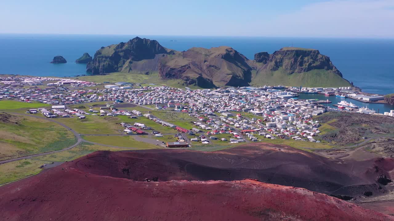 westman islands vestmannaeyjar iceland 6의 heimaey에 어렴풋이 보이는 eldfell 화산의 좋은 공중