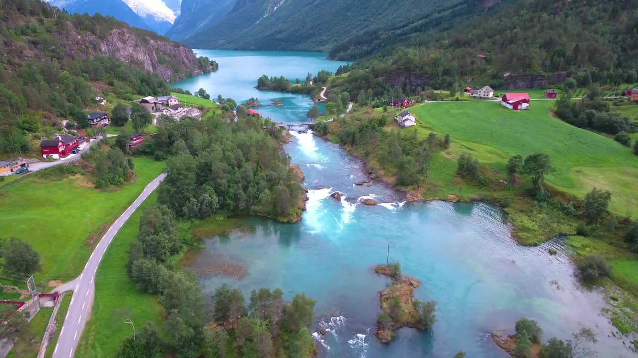 el lago lovatnet es una naturaleza hermosa de noruega.