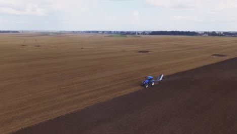 tractor de arado moderno azul trabajando en el campo-5