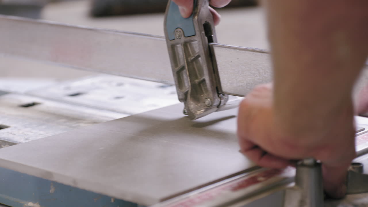 профессиональный плиточник каменщик подрядчик резка каменная плитка строительство дом ремонт здание новая квартира дом дом улучшение свежий вид ощущение современная архитектура сверление пила измерение чертеж