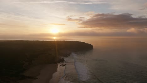 Puesta-De-Sol-Sobre-La-Costa-Del-Algarve-En-Portugal,-Vista-Aérea