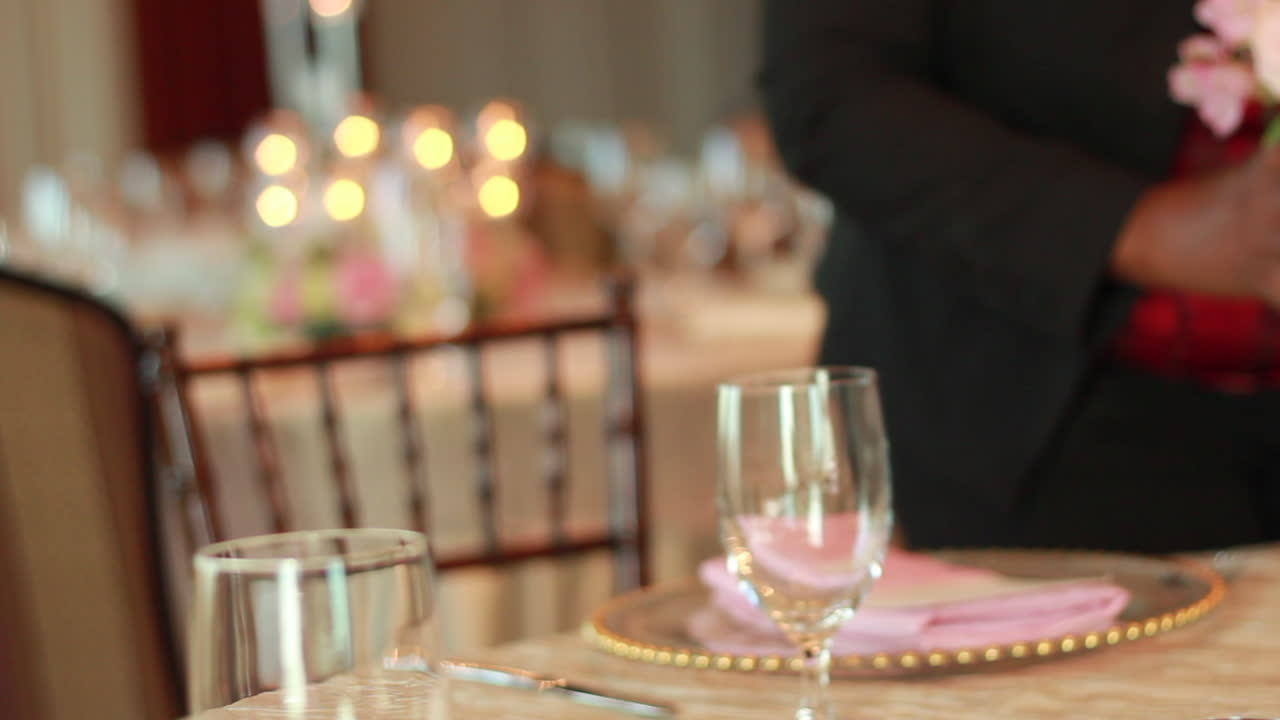 웨딩 플래너는 결혼식에서 테이블에 꽃을 놓습니다.