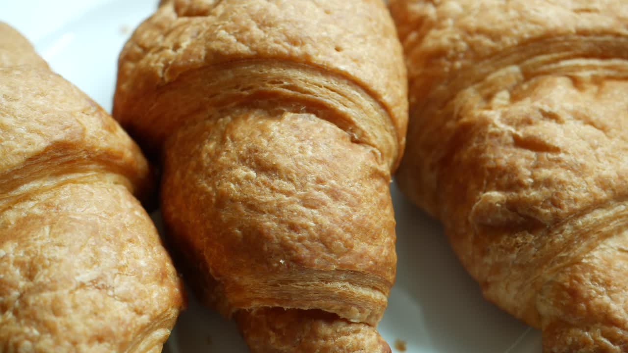 Croissant appena sfornato su piatto con spazio per il testo, foto di alta qualità