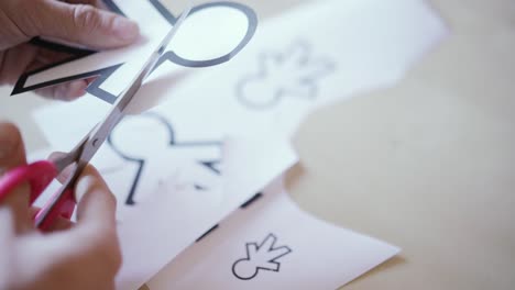 tijeras cortando diferentes siluetas de papel para el día de los tontos de abril