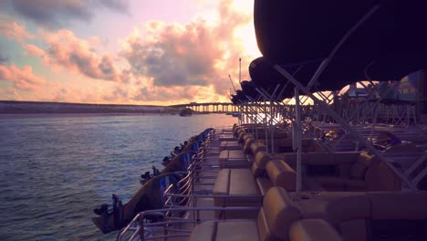 una hermosa puesta de sol sobre un puerto con barcos que entran y salen