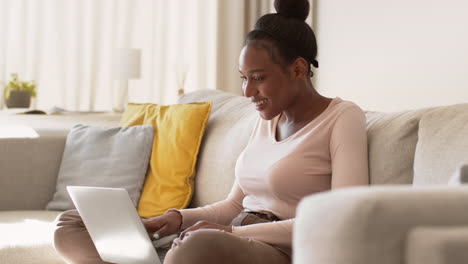 adolescente usando una computadora portátil en casa