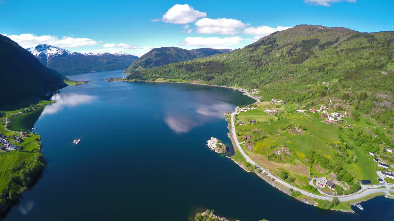 la hermosa naturaleza de noruega, volando sobre el fiordo de sogne.