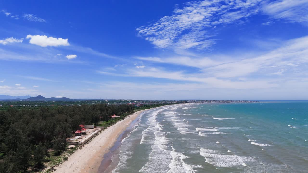 Vista aérea de la costa y las olas en Lam Dong