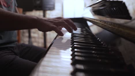 Músico-Masculino-Toca-Un-Viejo-Piano-Yamaha-Vintage,-Vista-Lateral-Con-Poca-Profundidad-De-Campo-4k