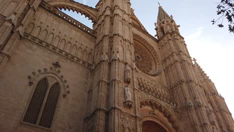 Vista-Cercana-De-La-Catedral-De-Palma-De-Mallorca