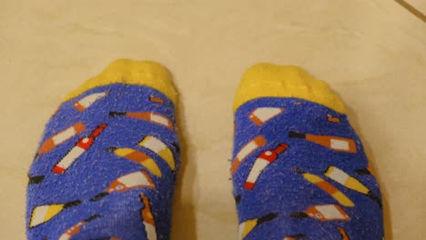 persona que lleva calcetines con patrones