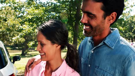 Familia-En-Un-Picnic-Parada-Junto-A-Su-Auto