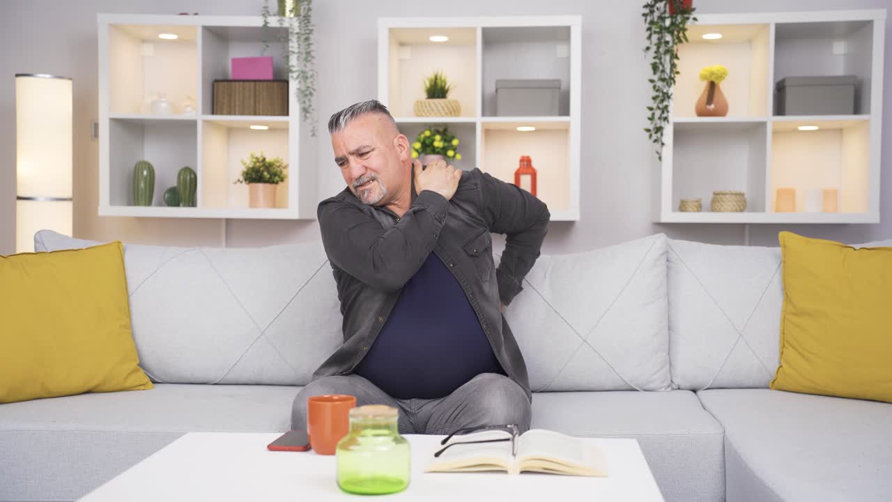 허리 통증이 있는 병든 노인.