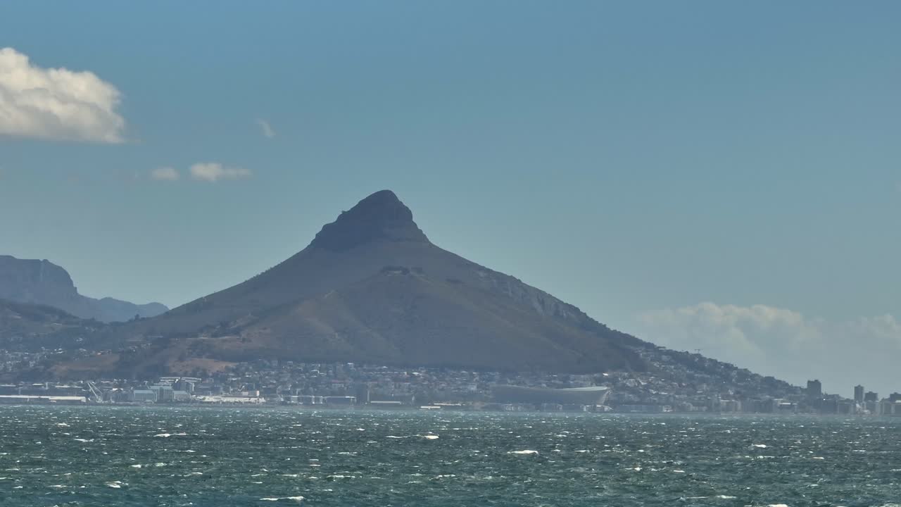 긴 렌즈 드론  ⁇ 은 바람이 불는 날 멀리 라이온스헤드와 케이프타운을 보여줍니다.