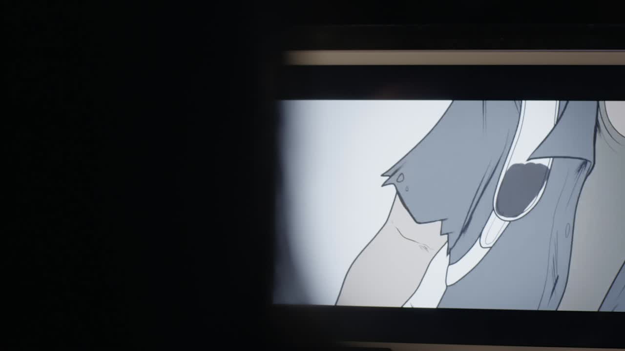 십대 소녀가 태블릿에 그림을 그리고 있습니다.