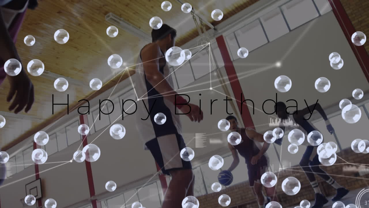 체육관에서 다양한 농구 선수 그룹에 대한 생일 축하 텍스트와 거품의 애니메이션