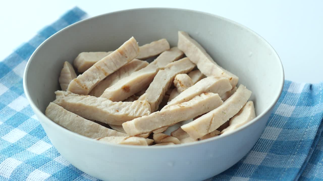Maiale affettato in una ciotola