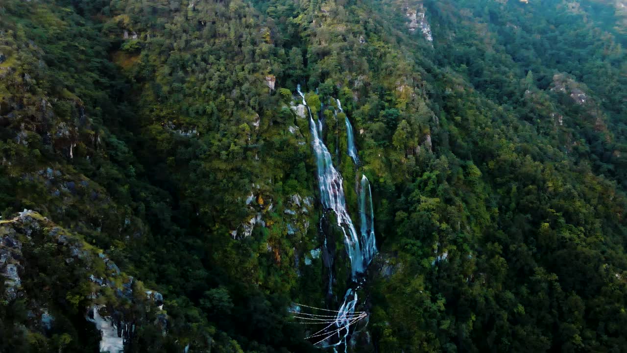 Vista aerea di una cascata nel cuore della foresta in Nepal