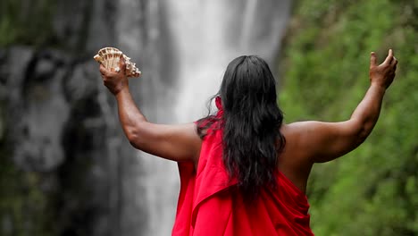 Un-Nativo-De-Hawaii-Extiende-Sus-Manos-Para-Bendecir-Una-Cascada