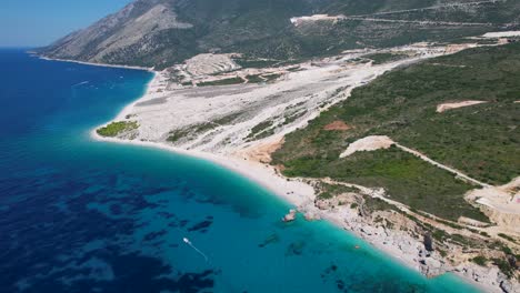 paraíso costero jónico: hermoso mar azul turquesa, extensa playa blanca, pueblos lujosos en las cumbres de las colinas con vistas a la belleza costera de palasa, albania