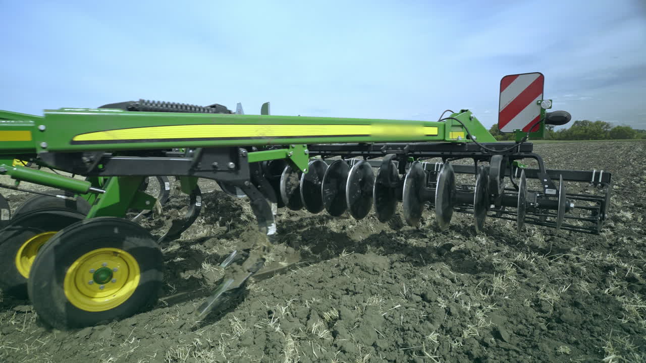 arado moderno para arar los campos agrícolas, agricultura arable, industria agrícola