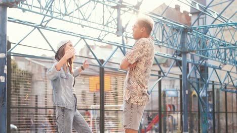 vista cercana de hipster feliz pareja bailando y divirtiéndose en la calle