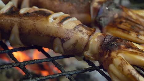 Mercado-Nocturno-De-Tailandia-Puesto-De-Comida-Callejera-Calamares-A-La-Parrilla-Sobre-Carbón-Caliente-Jugoso