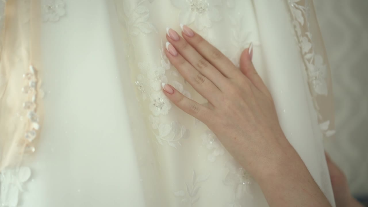 신부는 웨딩 드레스를 매끄럽게 합니다.
