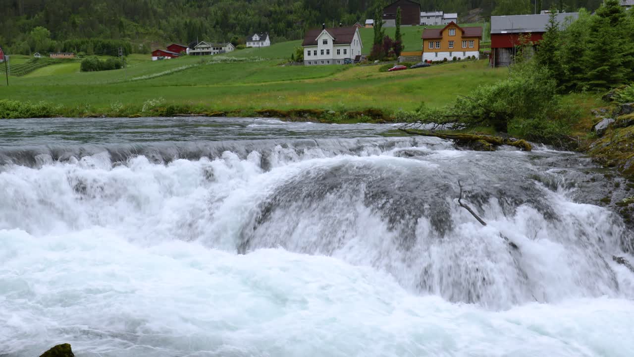 el lago lovatnet es una naturaleza hermosa de noruega.