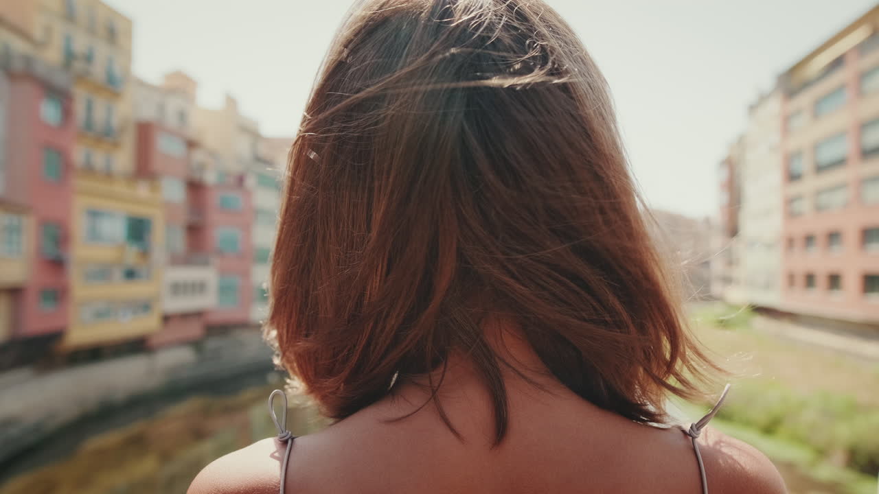 Mulher e amigos aproveitando a vista da cidade de uma ponte em um dia ensolarado