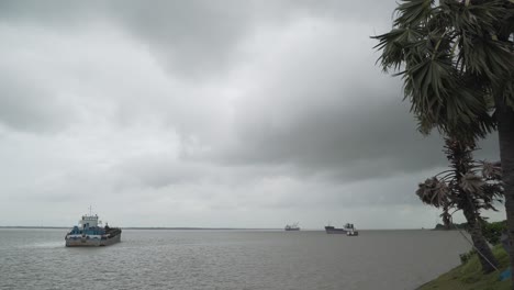 Los-Barcos-Recorren-El-Río-Ganges,-Que-Es-El-Estuario-Del-Río-Ganges.