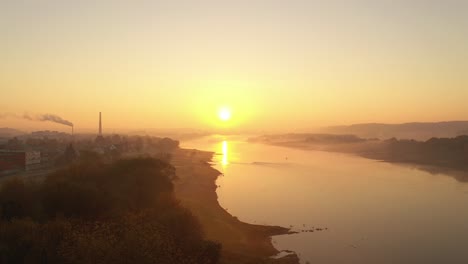 Vista-Aérea-De-Drones-Del-Río-Durante-El-Amanecer