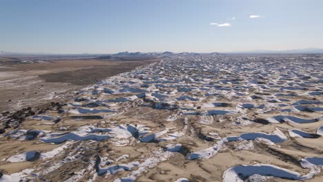 Kleine-Sahara-Wüste-Und-Sanddünen,-Die-Mit-Weißem-Schnee-Bedeckt-Sind,-Heller,-Kalter-Wintertag