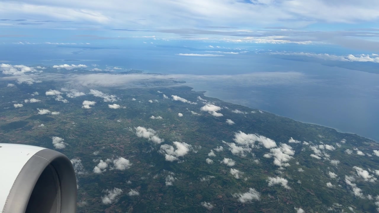 Udsigt fra flyvindue over Filippinernes Stillehav, Cebu-øen, Sydøstasien, flyrejse.