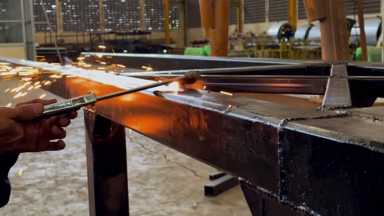 금속 파이프를 잘라내는 데 사용되는 가스 불을 태우는 것