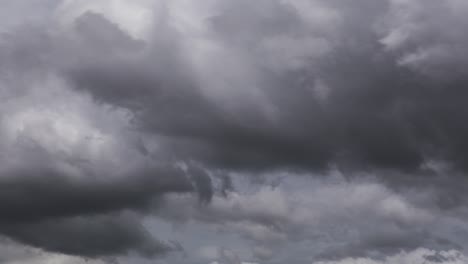 lapso de tiempo de nubes de tormenta en movimiento rápido que se mueven de derecha a izquierda a través del cielo