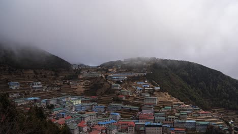 Una-Vista-De-ángulo-Alto-De-Namche-Bazar-Con-Un-Lapso-De-Tiempo-De-Nubes-Rodando-Sobre-La-Ciudad-Y-Las-Cordilleras