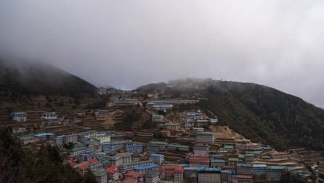 una vista de ángulo alto de namche bazar con un lapso de tiempo de nubes rodando sobre la ciudad y las cordilleras