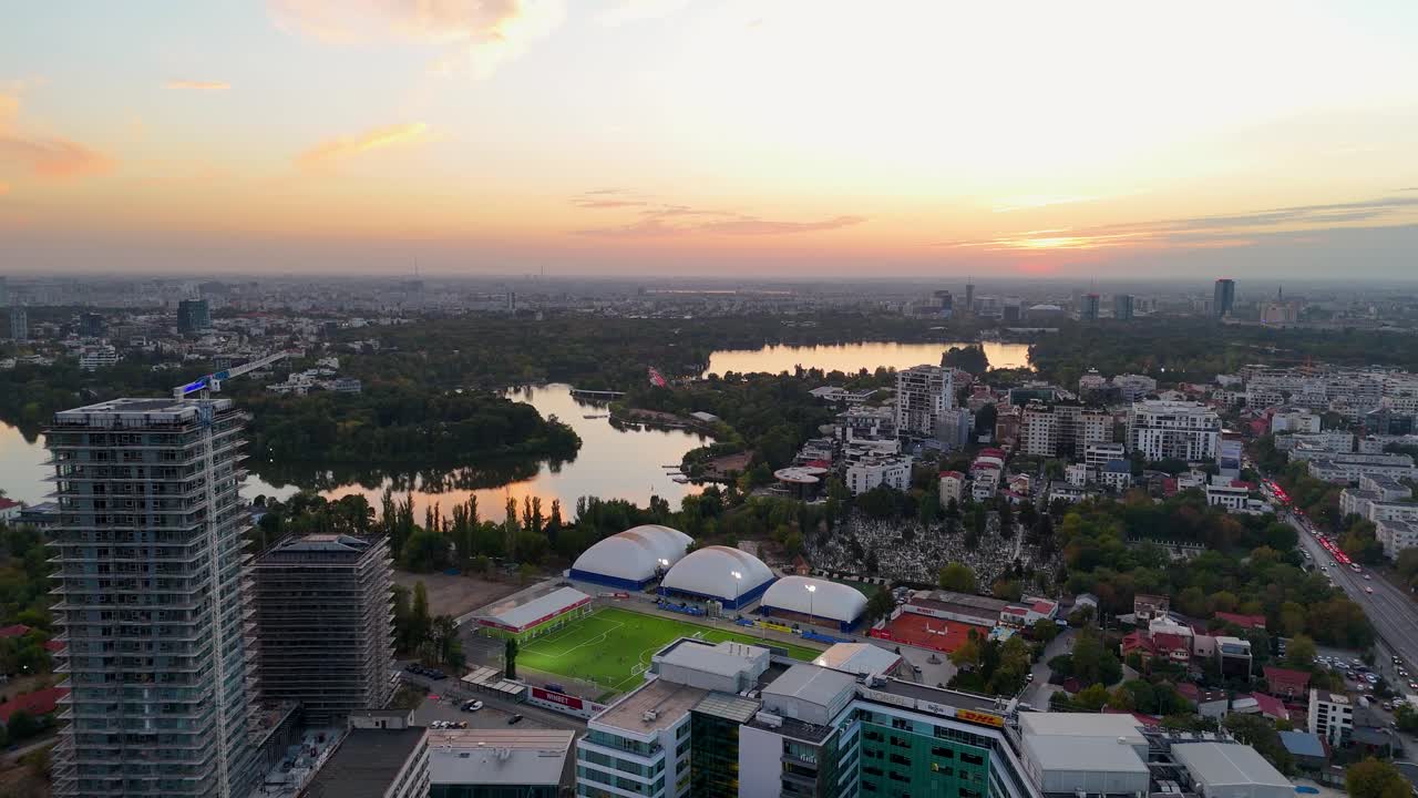 distrito de negocios de bucarest al atardecer, barrio de aviatiei, rumania