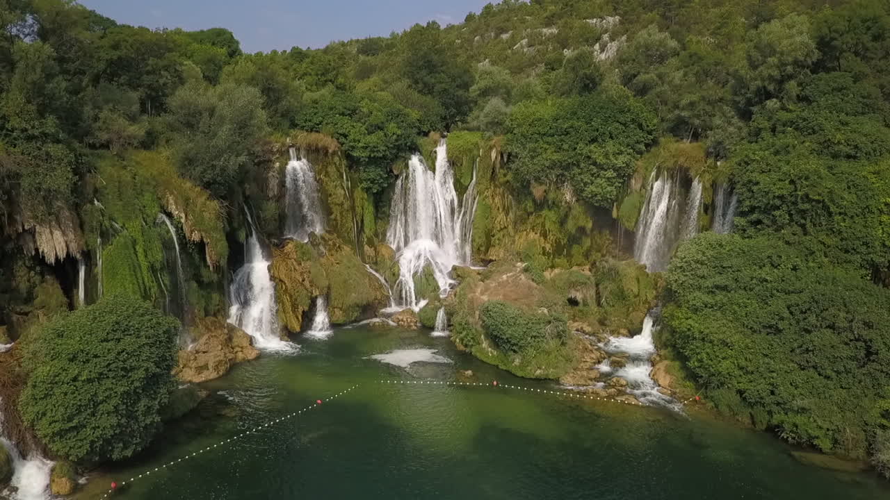 vuelo por el río trebizat hasta la cascada de kravice en bosnia studenci