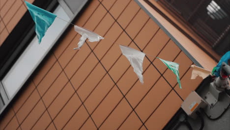 toma en cámara lenta de banderines ondeando con la brisa en belfast, irlanda del norte