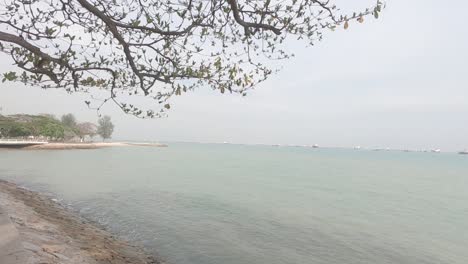 Pequeñas-Olas-De-Mar-Aplastando-La-Orilla-Bajo-El-Día-Sombrío