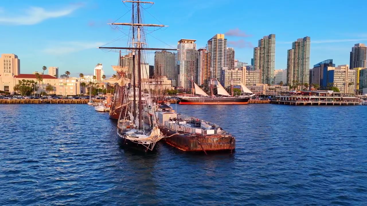 Bucht von San Diego, Kalifornien, USA und Stadtpanorama, mit historischen Segelschiffen in Luftaufnahme an einem warmen Sommerabend