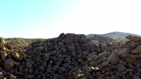 disparo de drone volando lejos de algunas rocas y cantos rodados realmente grandes