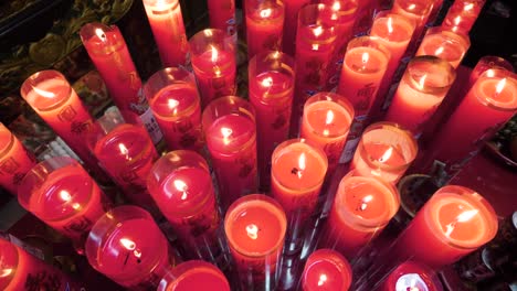 Red-candlelights-in-dark-temple-in-Taipei,-Taiwan