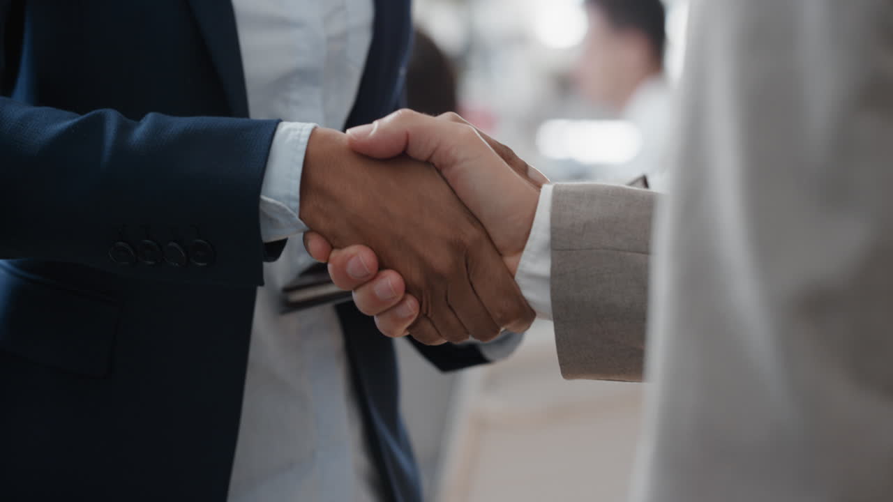 persone d'affari che si stringono la mano accordo di partnership aziendale opportunità di benvenuto per la cooperazione in ufficio