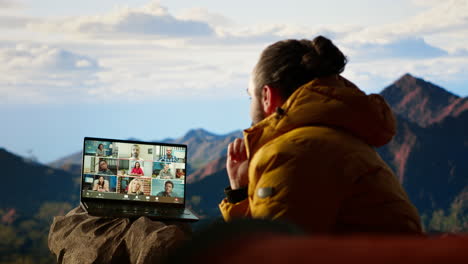 el empresario utiliza una conexión a internet de alta velocidad en la cima de la montaña