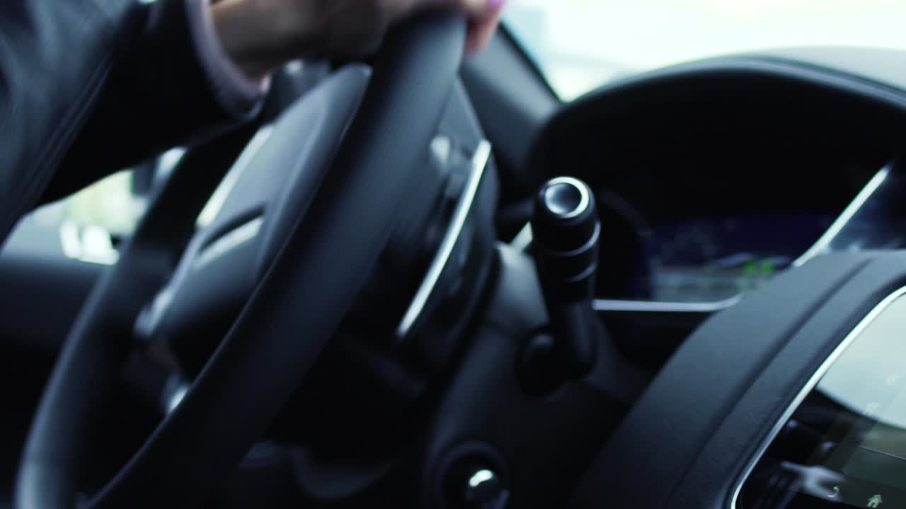 차를 운전하는 여자