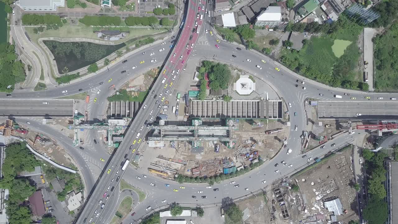 vista aérea de arriba del transporte público construcción de trenes eléctricos en el centro de la rotonda y el túnel con coches en movimiento en bangkok tailandia